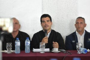 El director ejecutivo del Instituto Nacional de Aguas Potables y Alcantarillados (INAPA), Wellington Arnaud, y el director general de la Corporación de Acueducto y Alcantarillado de Monseñor Nouel (CORAMON), Roque Badía,