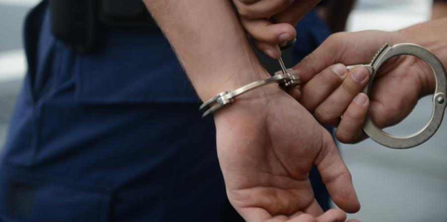 El detenido, de apellido Popa, residente en el referido sector, fue capturado por agentes preventivos