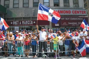 Dominicanos alzando la bandera