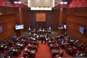 Contrato compra de vacunas a Pfizer provoca retiro bancadas en Senado