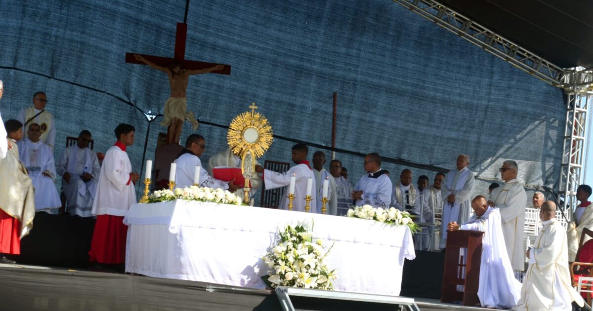 Fieles participan en primera celebración de Corpus Christi